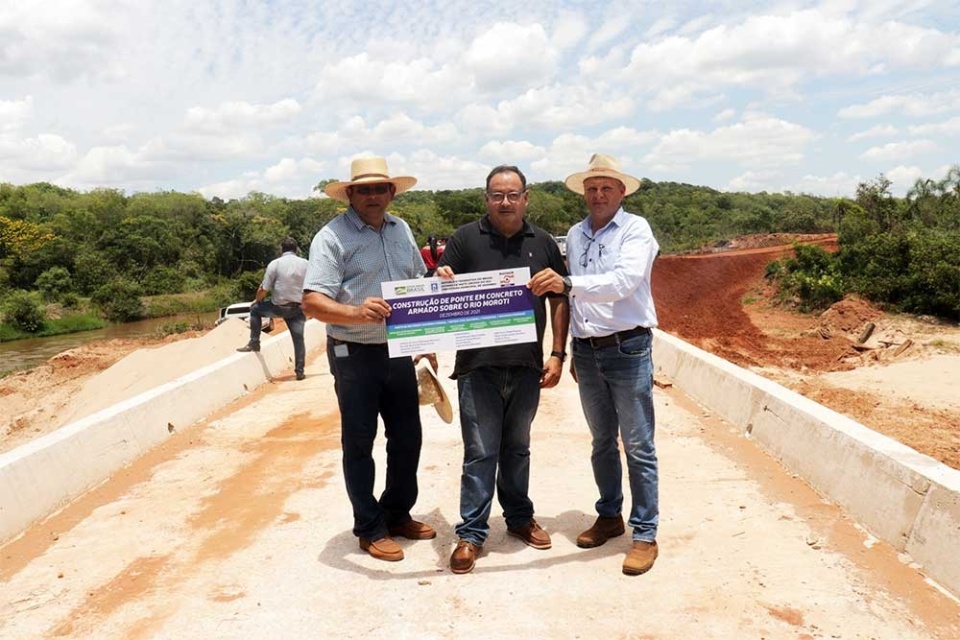 Prefeitura de Amambai inaugurou obra 147: ponte de concreto sobre o Rio Moroti Prefeitura de Amambai inaugurou obra 147: ponte de concreto sobre o Rio Moroti