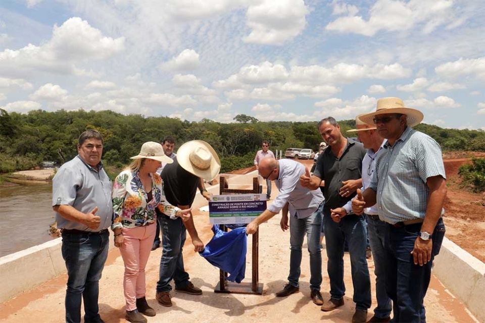 Prefeitura de Amambai inaugurou obra 147: ponte de concreto sobre o Rio Moroti Prefeitura de Amambai inaugurou obra 147: ponte de concreto sobre o Rio Moroti