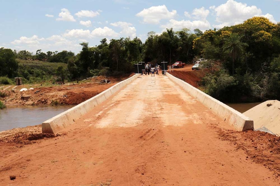 Prefeitura de Amambai inaugurou obra 147: ponte de concreto sobre o Rio Moroti Prefeitura de Amambai inaugurou obra 147: ponte de concreto sobre o Rio Moroti