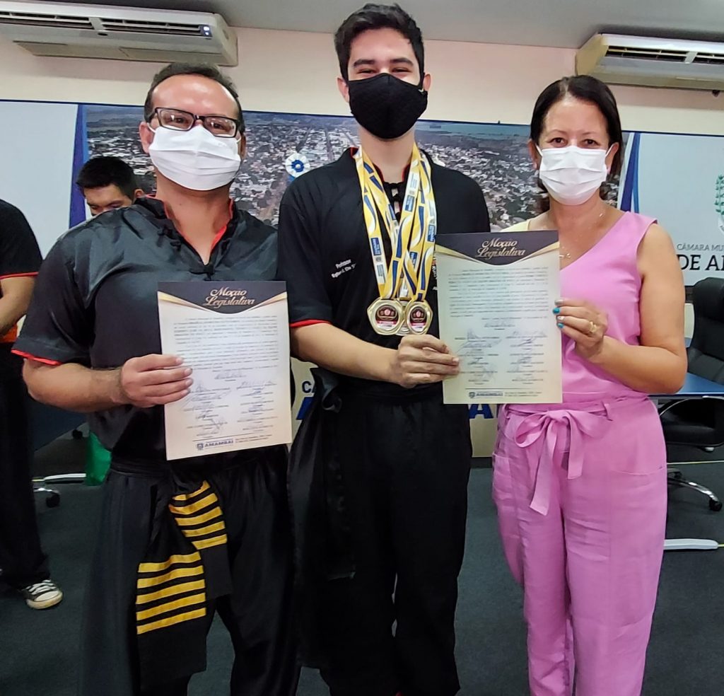 Vereadora Cida Farias homenageia professor de artes marciais e alunos medalhistas de ouro e prata nas competições