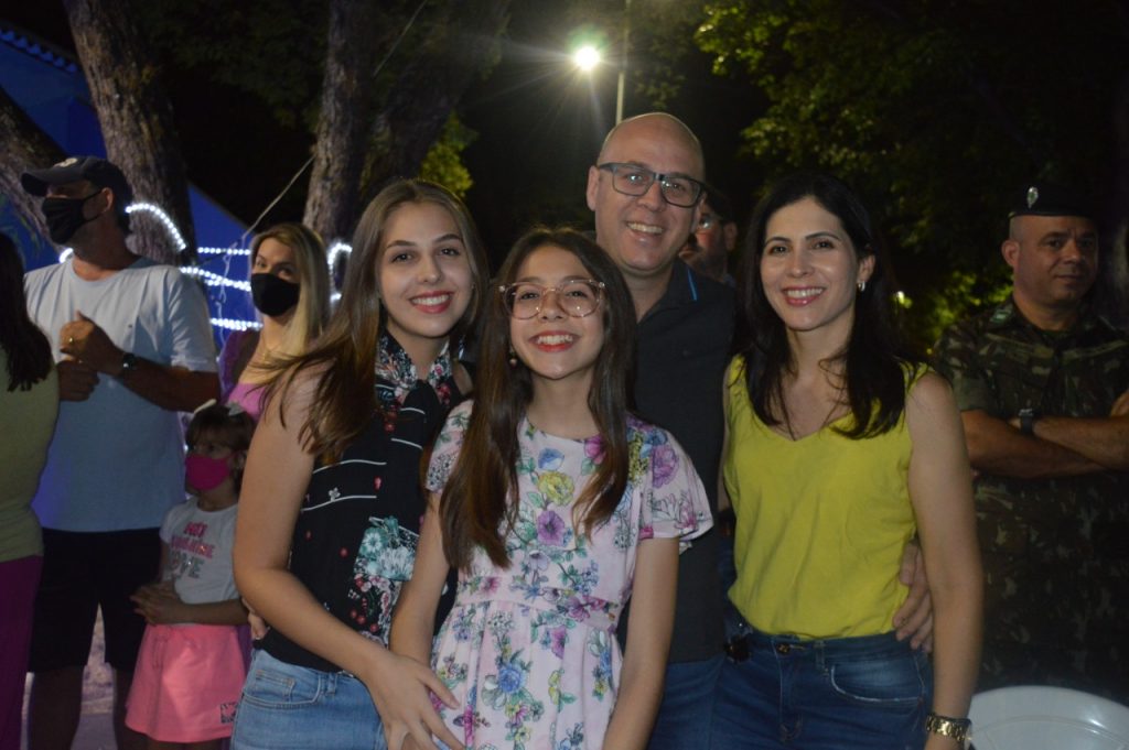 Prefeitura de Amambai inaugurou nesta sexta-feira (10) Natal de Luzes no centro da cidade e na vila Limeira