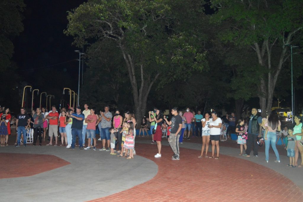 Prefeitura de Amambai inaugurou nesta sexta-feira (10) Natal de Luzes no centro da cidade e na vila Limeira