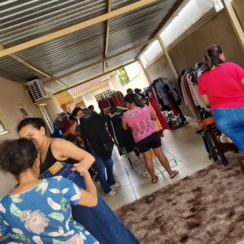 Amigos e Filhos de Amambai (AFA) colabora com bazar beneficente e entrega cestas básicas e panetones a entidade e famílias carentes