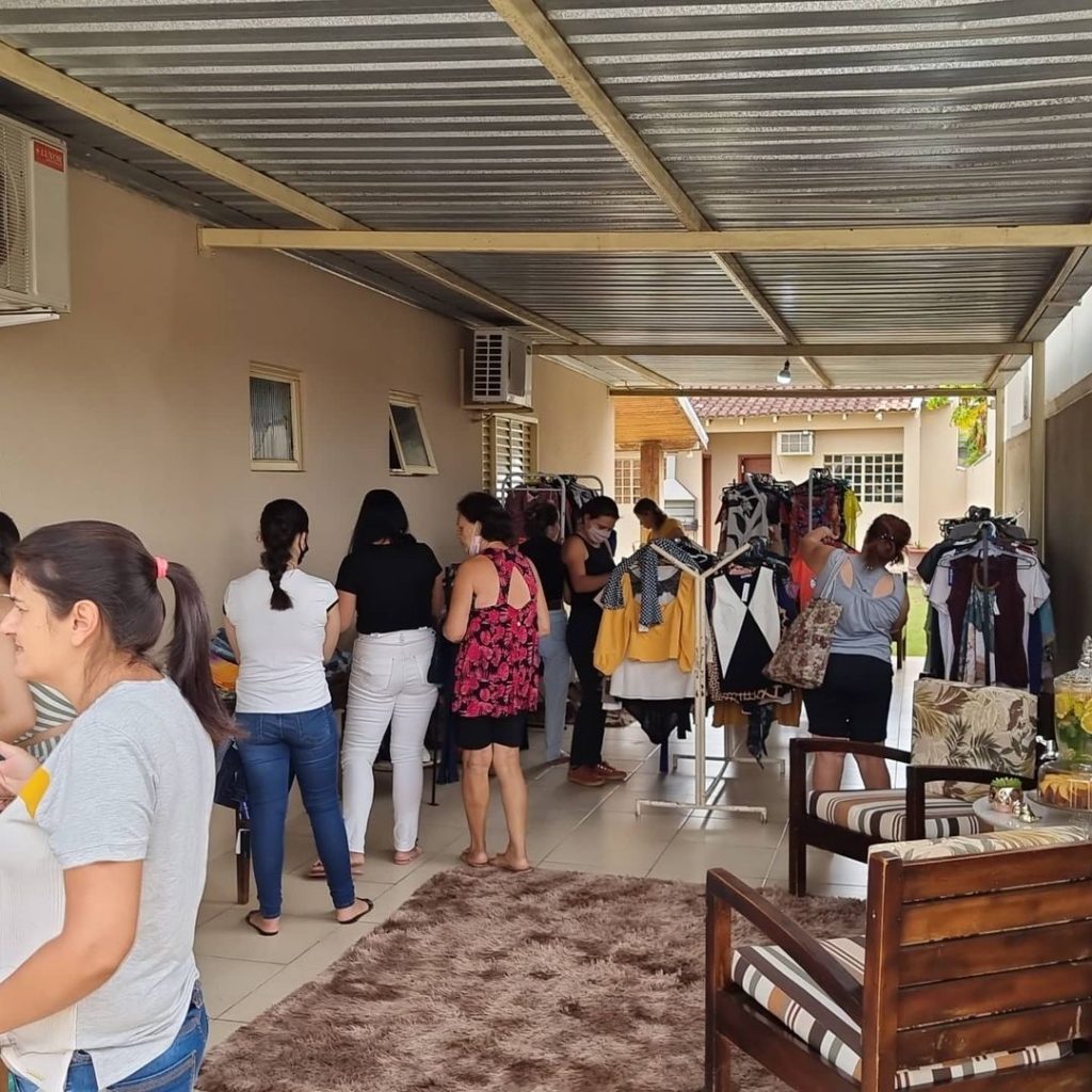 Amigos e Filhos de Amambai (AFA) colabora com bazar beneficente e entrega cestas básicas e panetones a entidade e famílias carentes