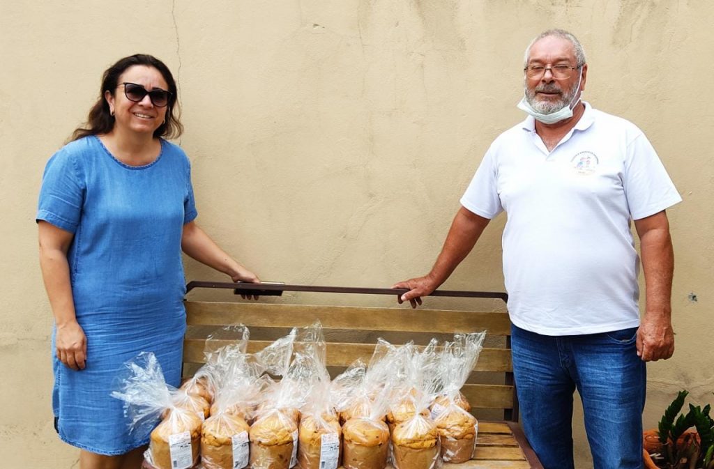 Amigos e Filhos de Amambai (AFA) colabora com bazar beneficente e entrega cestas básicas e panetones a entidade e famílias carentes