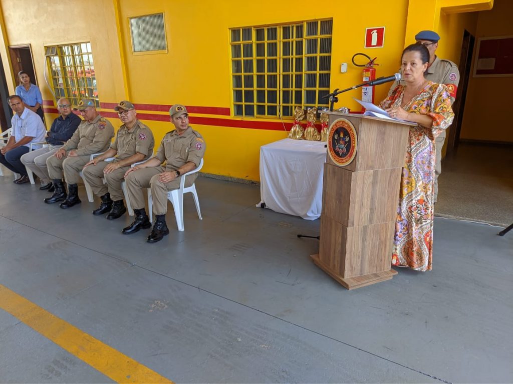 No dia do aniversário do 16º SGB, vereadora Cida Farias homenageia guarnição de bombeiros que impediu suicídio