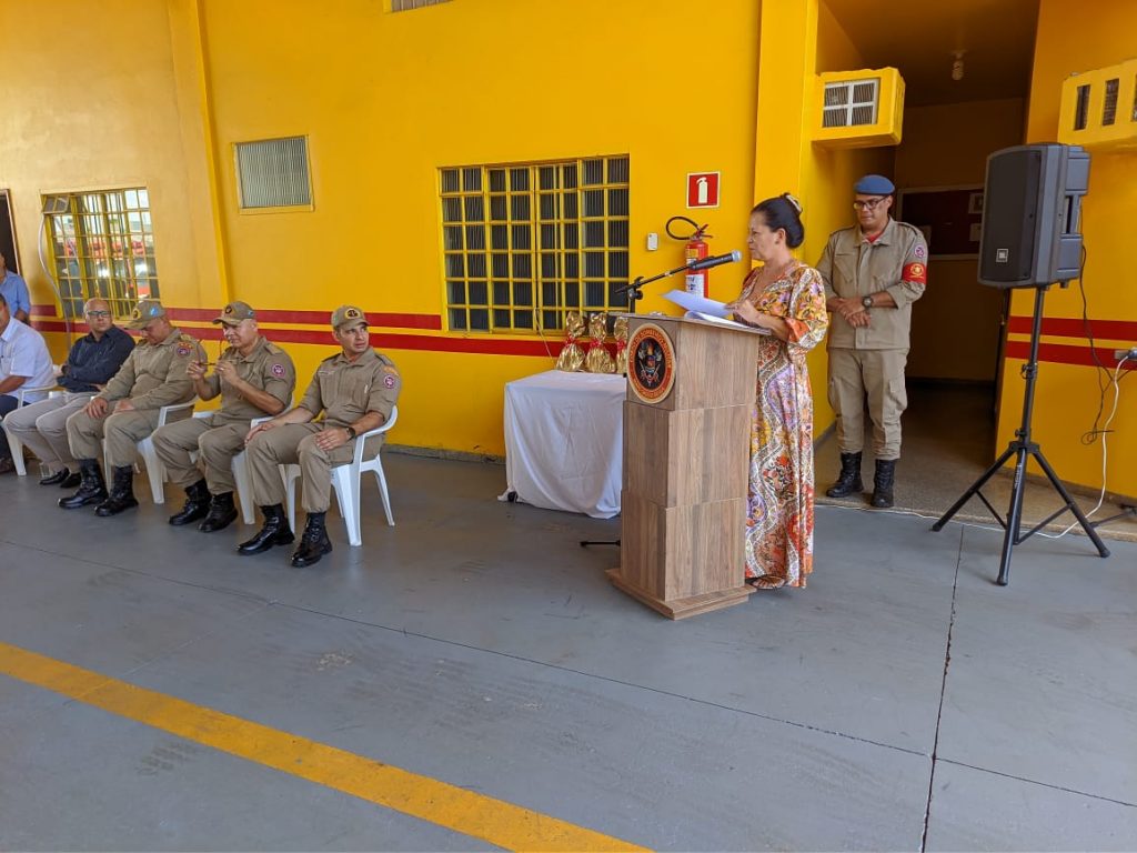 No dia do aniversário do 16º SGB, vereadora Cida Farias homenageia guarnição de bombeiros que impediu suicídio
