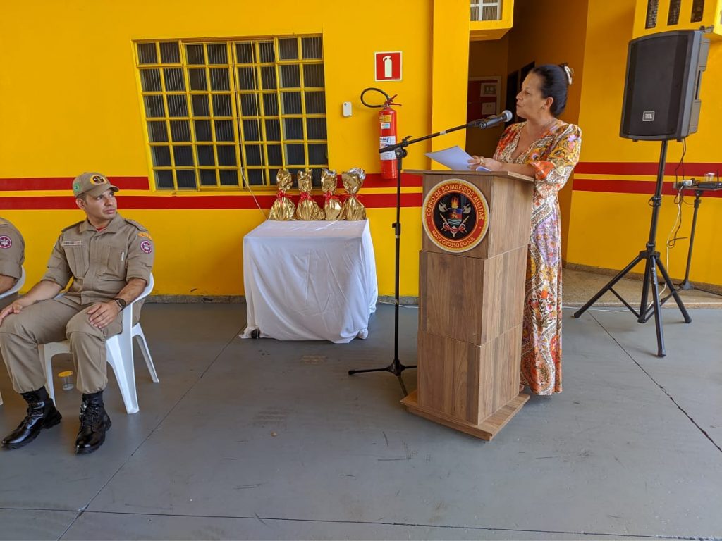 No dia do aniversário do 16º SGB, vereadora Cida Farias homenageia guarnição de bombeiros que impediu suicídio