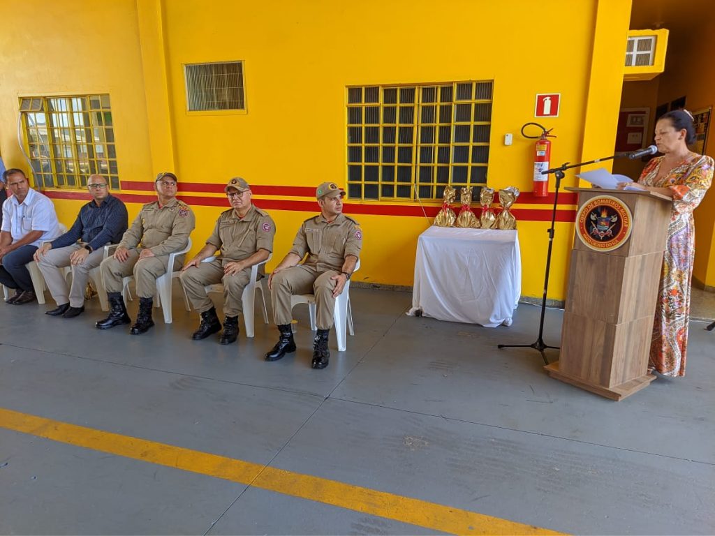 No dia do aniversário do 16º SGB, vereadora Cida Farias homenageia guarnição de bombeiros que impediu suicídio