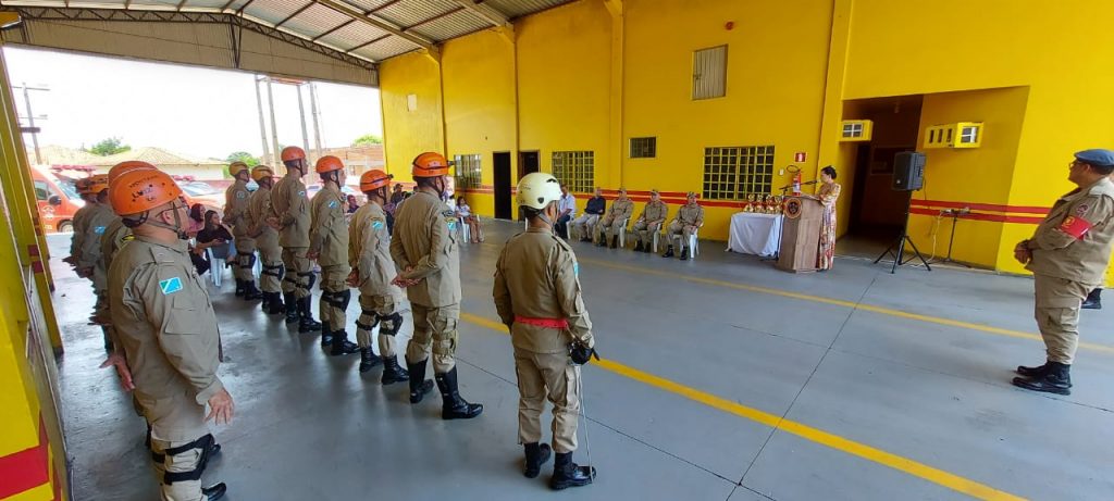 No dia do aniversário do 16º SGB, vereadora Cida Farias homenageia guarnição de bombeiros que impediu suicídio