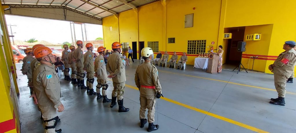 No dia do aniversário do 16º SGB, vereadora Cida Farias homenageia guarnição de bombeiros que impediu suicídio