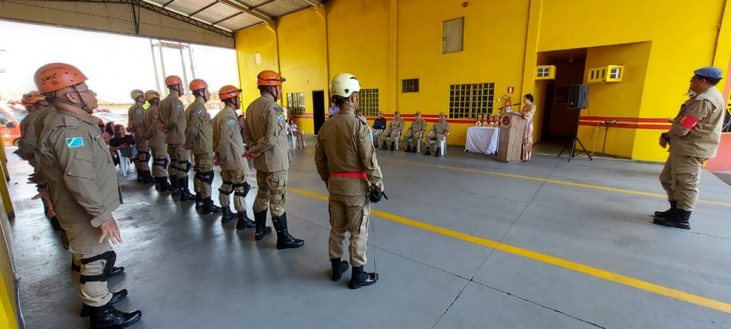 No dia do aniversário do 16º SGB, vereadora Cida Farias homenageia guarnição de bombeiros que impediu suicídio