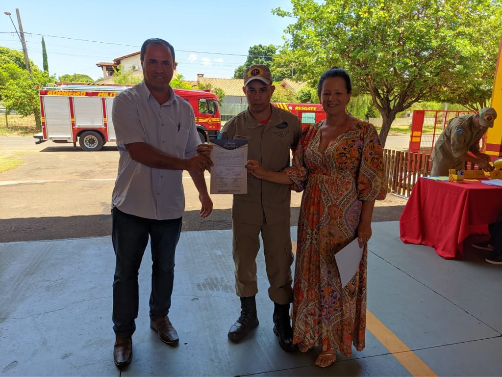 No dia do aniversário do 16º SGB, vereadora Cida Farias homenageia guarnição de bombeiros que impediu suicídio