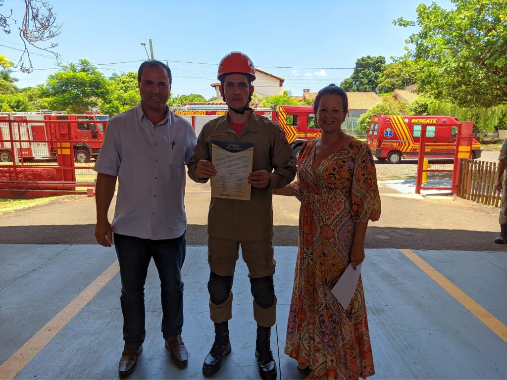 No dia do aniversário do 16º SGB, vereadora Cida Farias homenageia guarnição de bombeiros que impediu suicídio