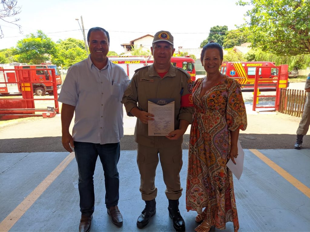 No dia do aniversário do 16º SGB, vereadora Cida Farias homenageia guarnição de bombeiros que impediu suicídio