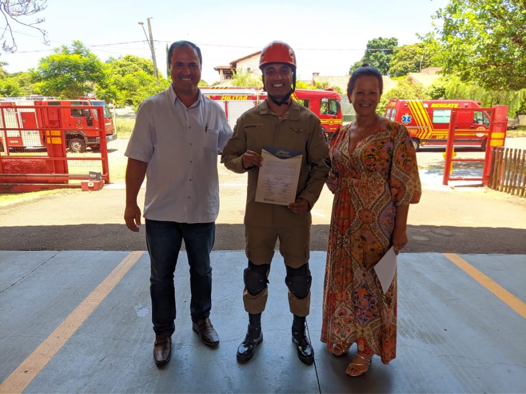 No dia do aniversário do 16º SGB, vereadora Cida Farias homenageia guarnição de bombeiros que impediu suicídio