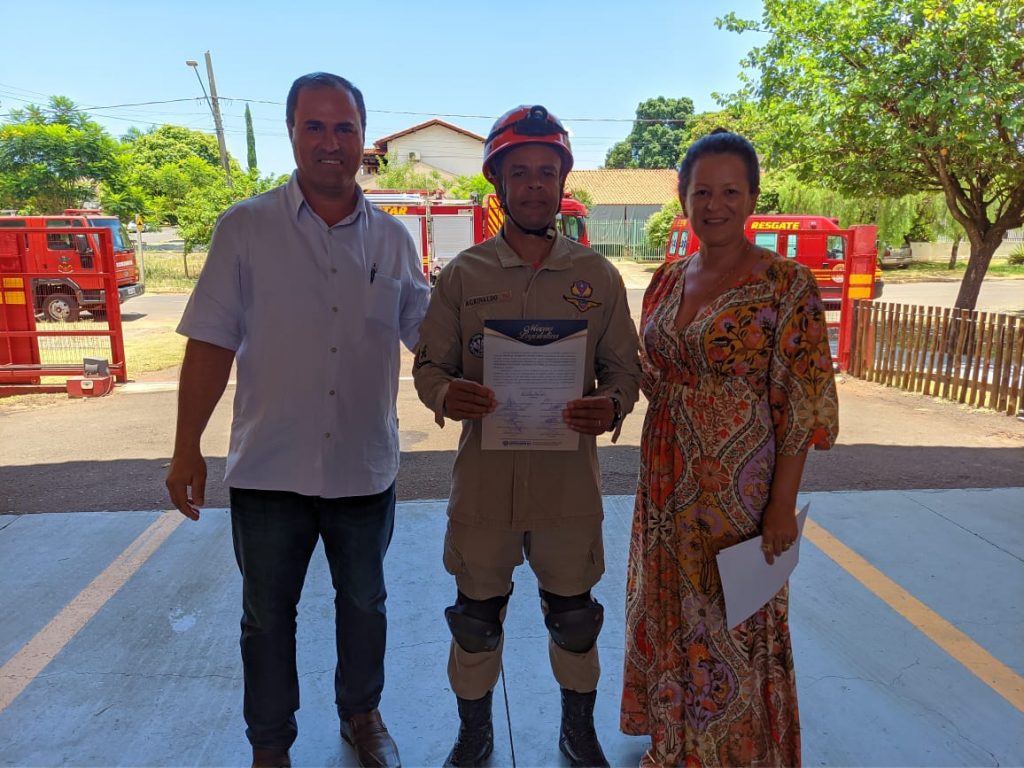 No dia do aniversário do 16º SGB, vereadora Cida Farias homenageia guarnição de bombeiros que impediu suicídio