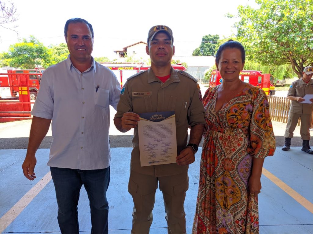 No dia do aniversário do 16º SGB, vereadora Cida Farias homenageia guarnição de bombeiros que impediu suicídio