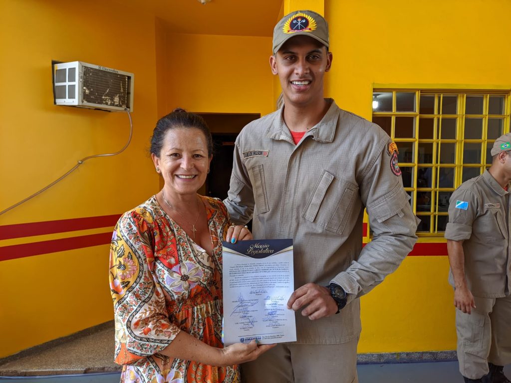 No dia do aniversário do 16º SGB, vereadora Cida Farias homenageia guarnição de bombeiros que impediu suicídio