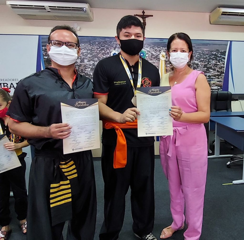 Vereadora Cida Farias homenageia professor de artes marciais e alunos medalhistas de ouro e prata nas competições