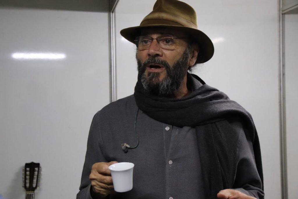 Em rápido cafezinho em Amambai, Almir Sater revela curiosidades sobre a novela Pantanal