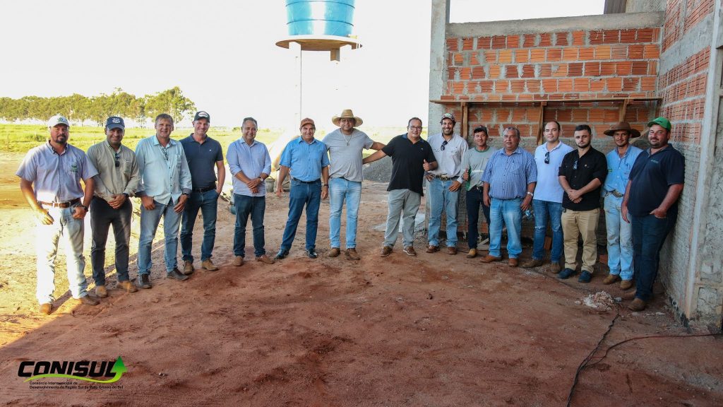 Chico Piroli e Dr. Bandeira acompanham trabalhos do Conisul em estrada rural de Amambai Chico Piroli e Dr. Bandeira acompanham trabalhos do Conisul em estrada rural de Amambai