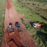 Chico Piroli e Dr. Bandeira acompanham trabalhos do Conisul em estrada rural de Amambai