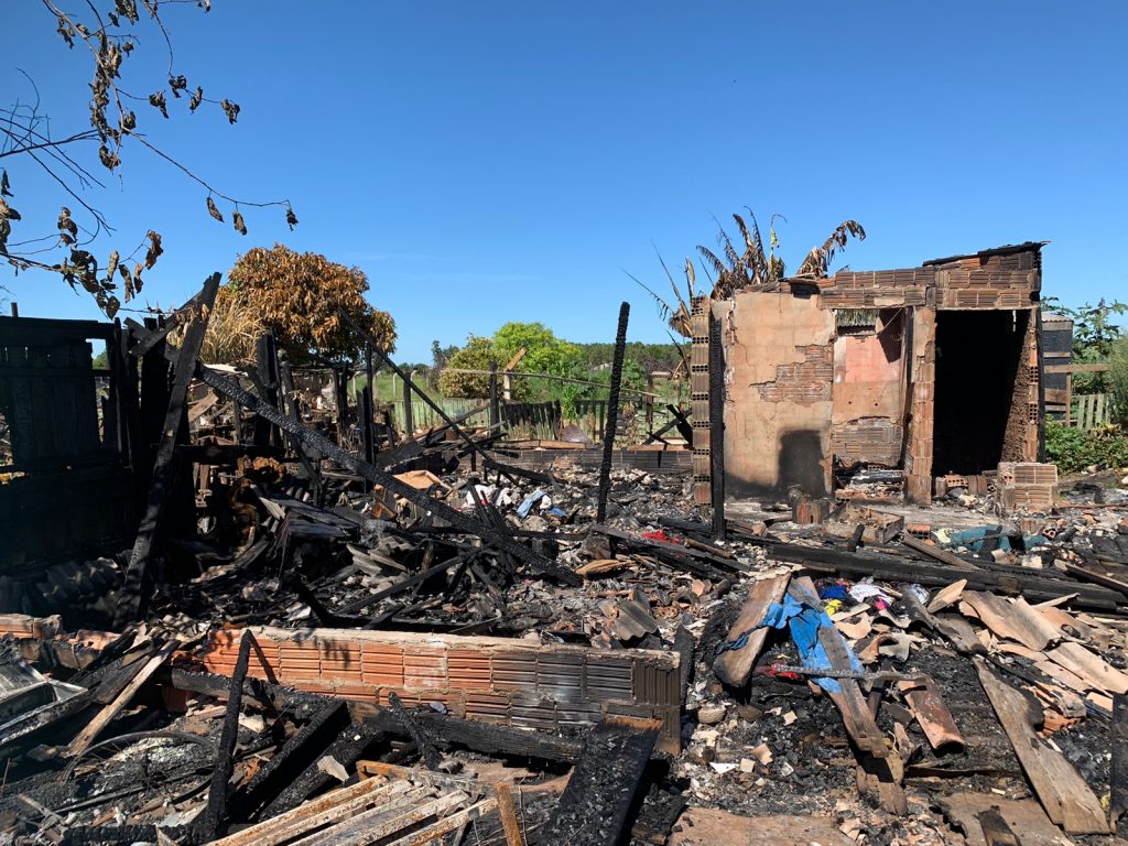 Após incêndio, amambaiense recebe nova casa através do programa Substituição de Moradia Precária Após incêndio, amambaiense recebe nova casa através do programa Substituição de Moradia Precária