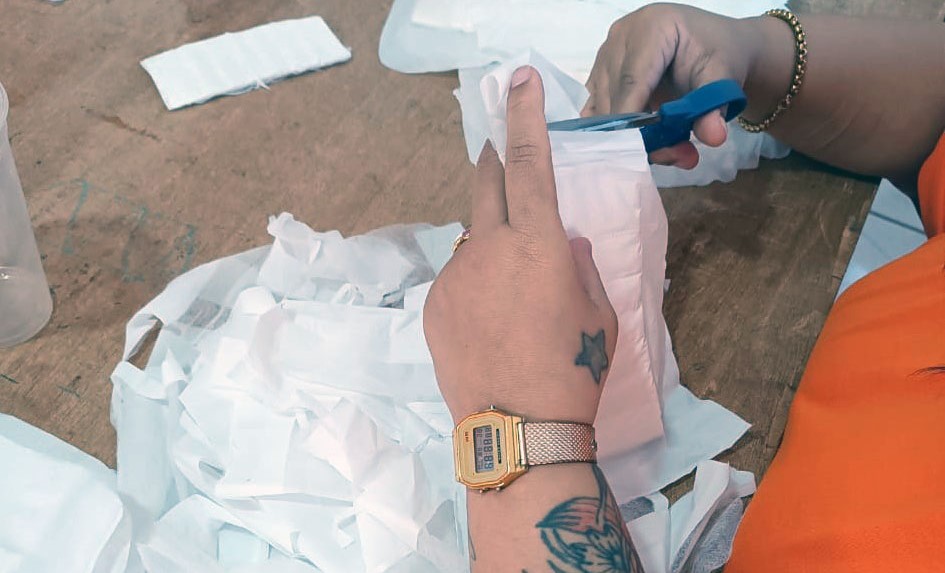 Absorventes produzidos em presídio levam dignidade menstrual a internas e estudantes de Rio Brilhante