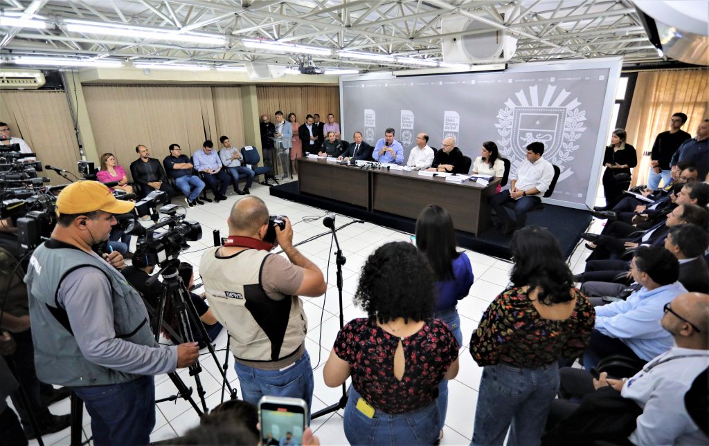 Governo terá reforço na ronda policial, ampliação do monitoramento e botão de pânico nas escolas Governo terá reforço na ronda policial, ampliação do monitoramento e botão de pânico nas escolas