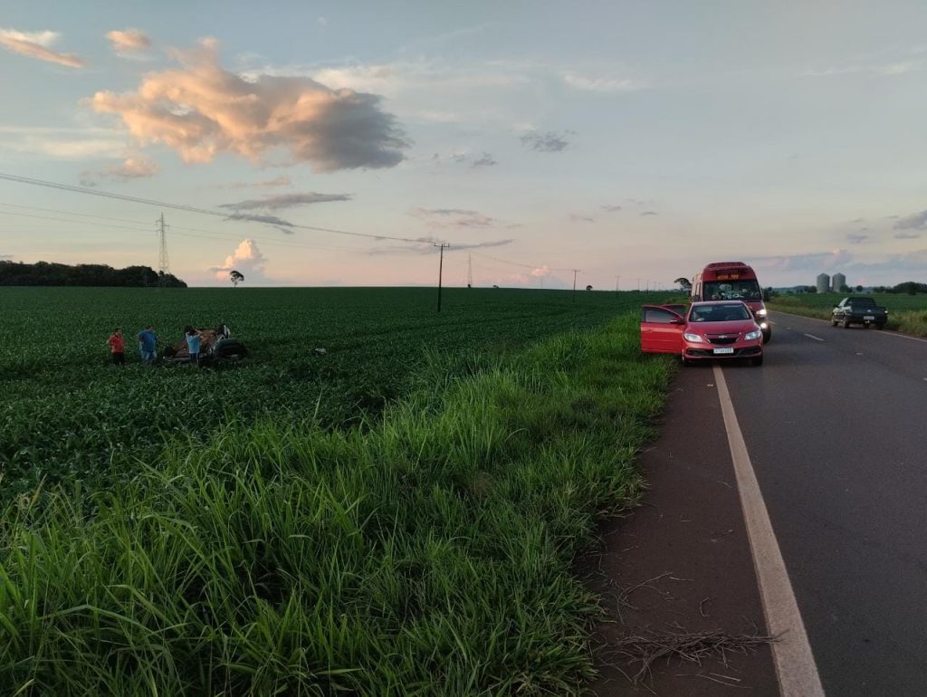 Bombeiros atendem vítimas de capotamento entre Amambai e Caarapó Bombeiros atendem vítimas de capotamento entre Amambai e Caarapó
