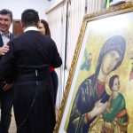 No dia da Padroeira, governador recebe imagem de Nossa Senhora do Perpétuo Socorro