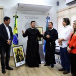No dia da Padroeira, governador recebe imagem de Nossa Senhora do Perpétuo Socorro