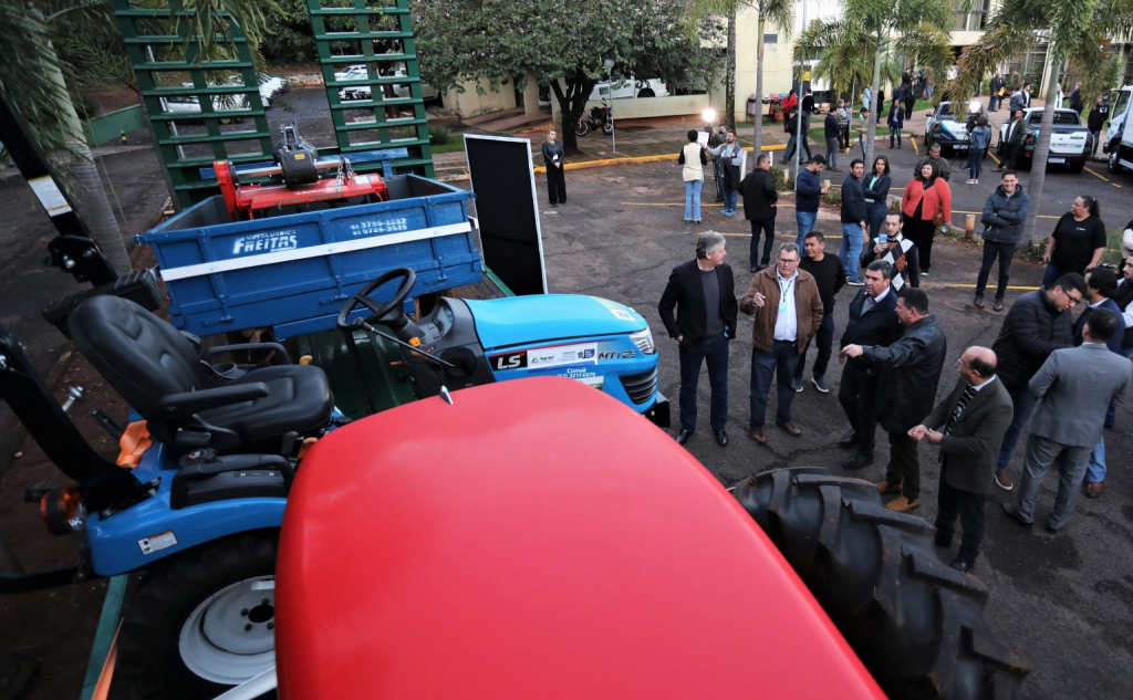 Prefeitos dizem que entrega de maquinários vai melhorar produção e aumentar renda do agricultor familiar Prefeitos dizem que entrega de maquinários vai melhorar produção e aumentar renda do agricultor familiar