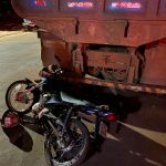 Motociclista colide com caminhão estacionado em Amambai; Bombeiros realizam atendimento