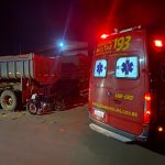 Motociclista colide com caminhão estacionado em Amambai; Bombeiros realizam atendimento