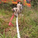 Bombeiros apagam incêndio em terreno baldio da vila Planalto, em Amambai