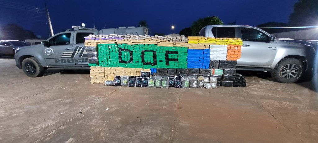 Hilux roubada é recuperada pelo DOF carregada com quase duas toneladas de drogas em Amambai Hilux roubada é recuperada pelo DOF carregada com quase duas toneladas de drogas em Amambai
