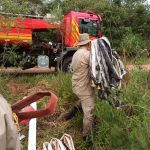 Bombeiros apagam incêndio em terreno baldio da vila Planalto, em Amambai