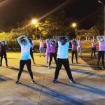 Mulheres de Amambai participam de atividade da campanha Outubro Rosa com aulão de ginástica laboral