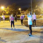 Mulheres de Amambai participam de atividade da campanha Outubro Rosa com aulão de ginástica laboral