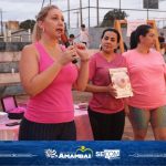 Mulheres de Amambai participam de atividade da campanha Outubro Rosa com aulão de ginástica laboral