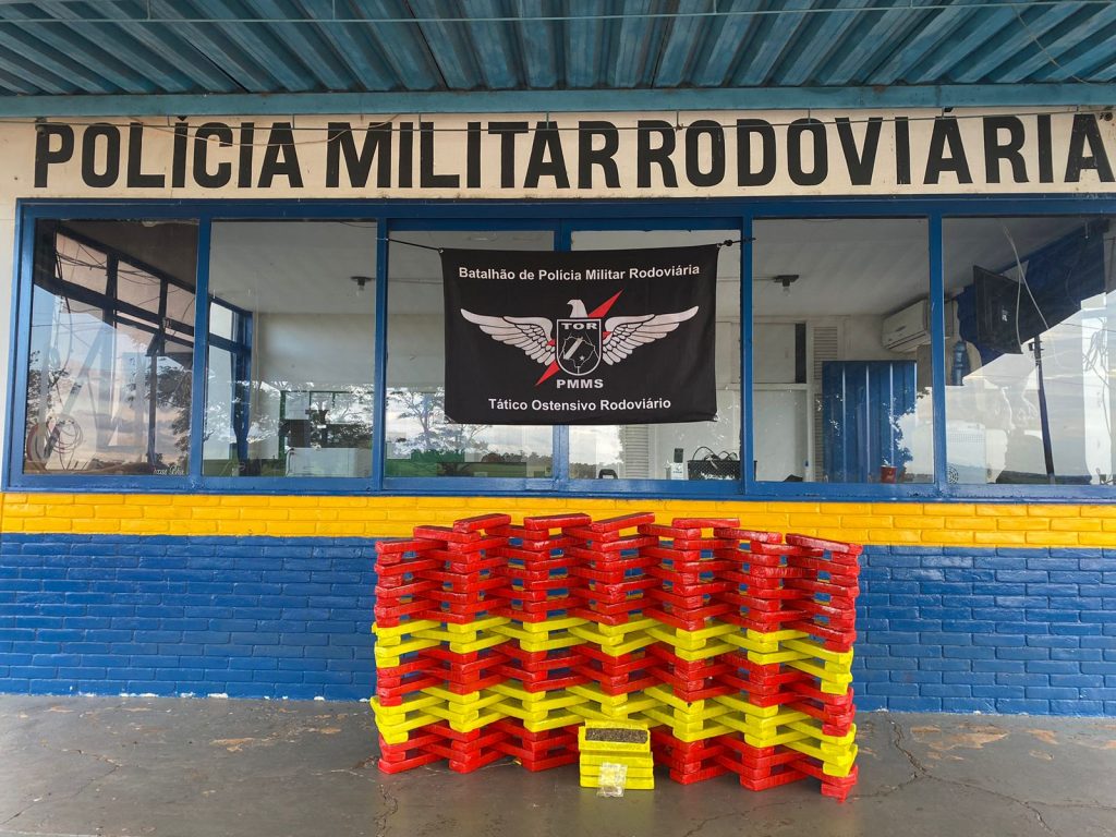 Polícia Militar Rodoviária prende casal por tráfico de drogas em Amambai Polícia Militar Rodoviária prende casal por tráfico de drogas em Amambai