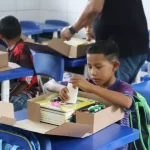Amambai: Estudantes da rede municipal voltam às aulas com mochilas e kits escolares novos
