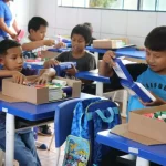 Amambai: Estudantes da rede municipal voltam às aulas com mochilas e kits escolares novos