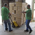 Organização e logística garantem entrega de uniformes e kits aos alunos