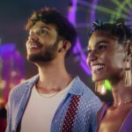 Com história de romance em festivais, Natura Humor lança novas fragrâncias em campanha para o Dia dos Namorados