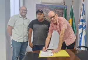Prefeitura de Amambai dá posse a concursado para cargo de operador de máquinas