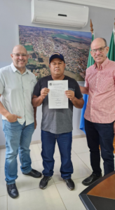Prefeitura de Amambai dá posse a concursado para cargo de operador de máquinas