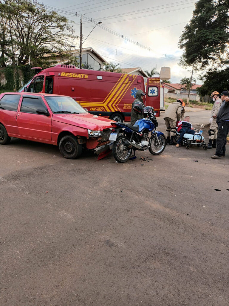 Colisão entre carro e moto deixa dois feridos em Amambai Colisão entre carro e moto deixa dois feridos em Amambai